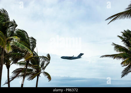 Miami Beach Florida, National Salute to America's Heroes Air & Sea Water Show, velivolo per trasporto militare Boeing C-17 Globemaster III, i visitatori viaggiano t Foto Stock