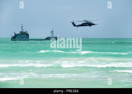 Miami Beach Florida, National Salute to America's Heroes Air & Sea Show, Sikorsky MH-60G/HH-60G Pave Hawk elicottero con motore a doppio albero, Atlantic Oce Foto Stock