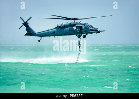 Miami Beach Florida, National Salute to America's Heroes Air & Sea Show, Sikorsky MH-60G/HH-60G Pave Hawk elicottero con motore a doppio albero, Atlantic Oce Foto Stock
