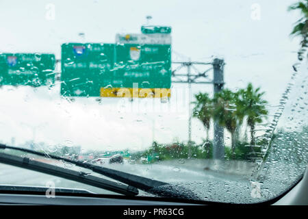 Miami Florida, Palmetto Expressway, guida, pioggia piovosa, vista del parabrezza del finestrino dell'automobile, autostrada interstate, FL180630044 Foto Stock