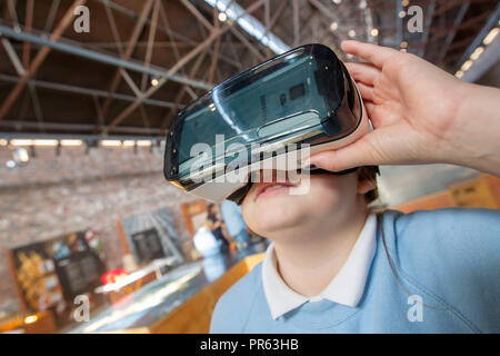 I bambini utilizzando gli auricolari VR Foto Stock