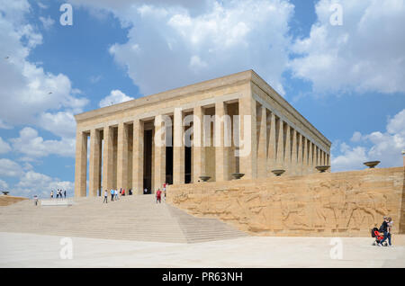 Ankara, Turkey-July 03,2016: Anitkabir - il mausoleo di Ataturk. La gente visita a convogliare il rispetto e l'amore. Foto Stock