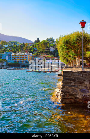 Ascona, Svizzera - Agosto 23, 2016: Waterfront dei costosi resort di Ascona sul Lago Maggiore del canton Ticino in Svizzera. Foto Stock