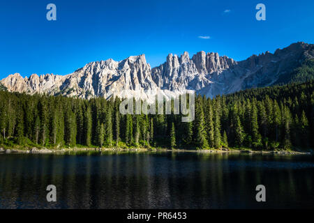 Il lago di Carezza è un piccolo lago alpino situato in alta Val d'Ega a 1.534 mt, nel comune di Nova Levante a circa 25 km da Bolzano in Sud Foto Stock