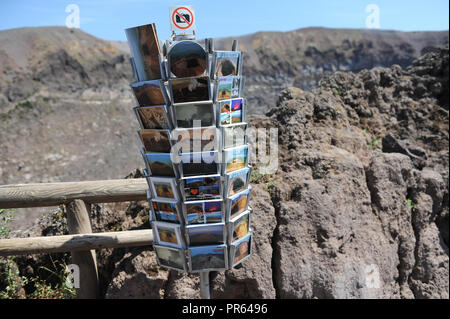 Cartoline per la vendita sulla vetta del Vesuvio a Napoli. Foto Stock