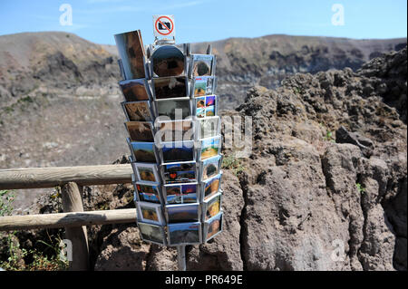 Cartoline per la vendita sulla vetta del Vesuvio a Napoli. Foto Stock