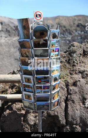 Cartoline per la vendita sulla vetta del Vesuvio a Napoli. Foto Stock