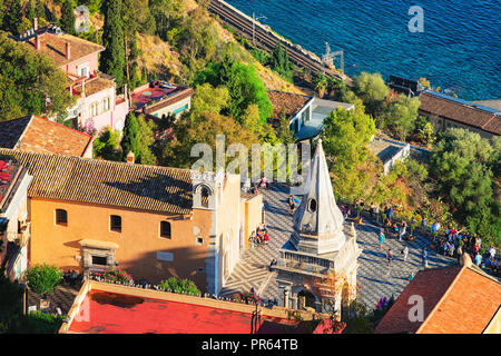 Taormina, Italia - 25 Settembre 2017: vista panoramica sulla piazza principale di Taormina, Sicilia, Italia. Mare Mediterraneo sullo sfondo Foto Stock