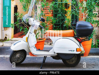 Taormina, Italia - 25 Settembre 2017: Scooter in strada di Taormina, Sicilia, Italia Foto Stock