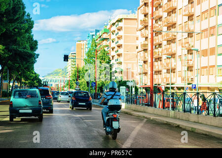 Uomo su scooter in strada della città di Palermo, Sicilia, Italia Foto Stock