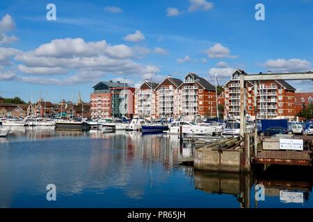 Appartamenti / appartamenti con vista sul porto turistico di Nettuno, Ipswich, Suffolk. Settembre 2018. Foto Stock