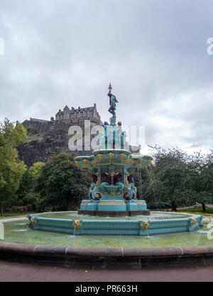 Edimburgo, Scozia - 27 settembre 2018: la Fontana di Ross a ovest di Princes Street Gardens. Il Castello di Edimburgo è in background. Foto Stock