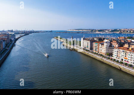Portugalete e Las Arenas Harbour e del fiume Nervion. Vista dal Ponte di Vizcaya. Paese basco. Spagna Foto Stock
