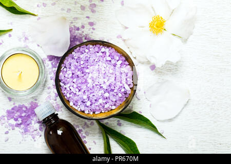 Bagno di peonia viola miscela di sale per spa e aromaterapia sfondo Foto Stock
