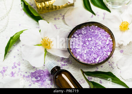 Bagno di peonia viola miscela di sale per spa e aromaterapia sfondo Foto Stock