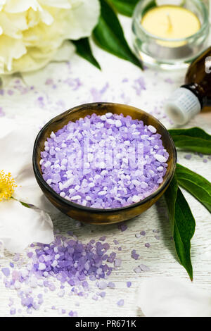 Bagno di peonia viola miscela di sale per spa e aromaterapia sfondo Foto Stock