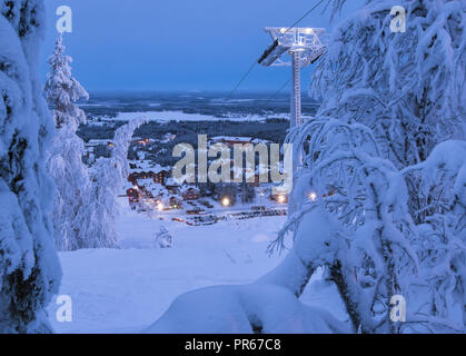 Bella serata panorama panorama su Levi ski resort in Laplandia, Finlandia, con impianti di risalita, villaggio e gli alberi coperti di neve. Inverno stagionali Foto Stock