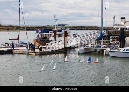 Il modello yacht racing in vie navigabili in Steveston, British Columbia Foto Stock