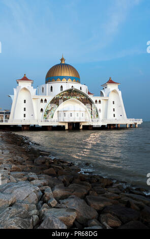 Moschea dello stretto di Melaka a Malacca, Malesia Foto Stock