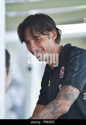 Crawley capo allenatore Gabriele Cioffi durante la partita Sky Bet League 2 tra Crawley Town e Yeovil Town al Broadfield Stadium , Crawley , 29 settembre 2018 - solo per uso editoriale. Nessuna merchandising. Per le immagini di calcio si applicano restrizioni fa e Premier League inc. Nessun utilizzo di Internet/mobile senza licenza FAPL - per i dettagli contattare Football Dataco Foto Stock