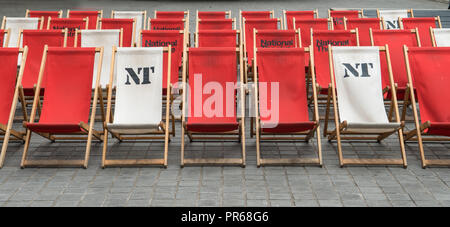 Sedie a sdraio disposte in righe al di fuori del Teatro Nazionale sulla Southbank Londra Foto Stock