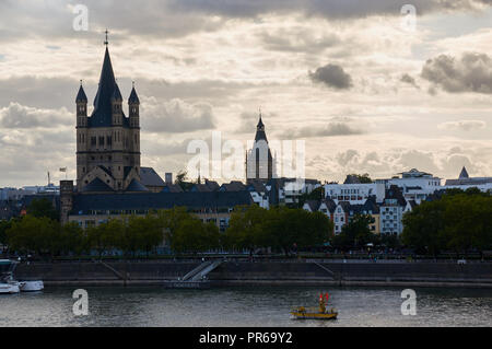 Chiesa del grande San Martin e altri edifici di Colonia visto dall'altro lato del fiume Reno Foto Stock