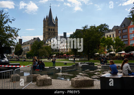 Chiesa del grande San Martin e altri edifici di Colonia visto da un parco all'aperto Foto Stock