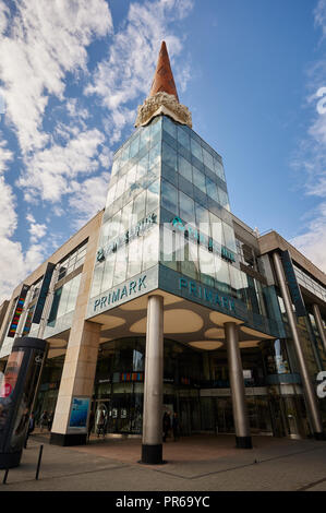 Ice Cream struttura statua sulla sommità di Neumarkt Galerie edificio a Colonia Foto Stock