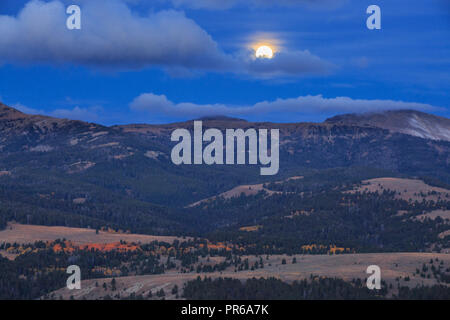 Impostazione della luna al di sopra della gamma snowcrest in autunno nei pressi di ontano, montana Foto Stock