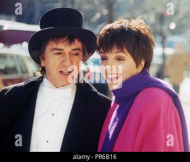 Dudley Moore e Liza Minnelli sul set di Arthur 2: Sulle rocce in 1988. Foto di John Barrett/il PHOTOlink /MediaPunch Foto Stock
