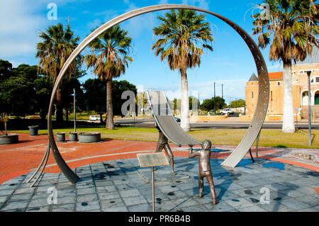 GERALDTON, Australia - Agosto 21, 2018: Meridiana statua in prossimità del Queens Park Theatre Foto Stock