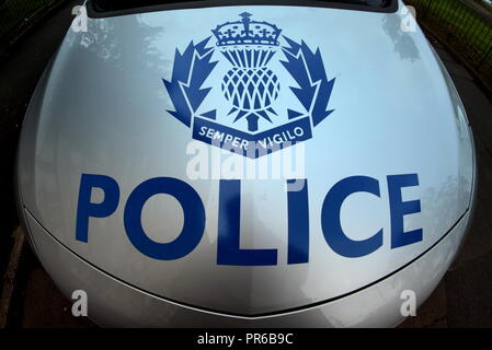 Sorridente bocca smirking cofano di auto della polizia La polizia Scozia loghi logo sul cofano delle auto della polizia. Foto Stock