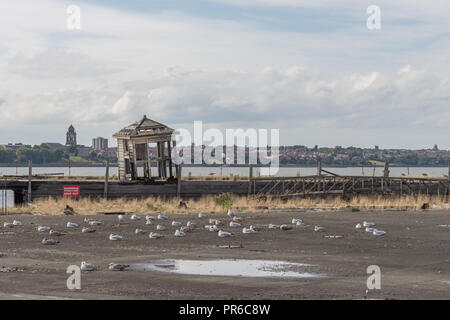 Strutture abbandonate a Liverpool docks con Birkenhead in background, 2015. Foto Stock