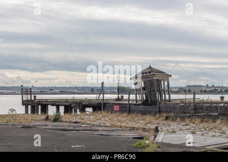 Strutture abbandonate a Liverpool docks con Birkenhead in background, 2015. Foto Stock