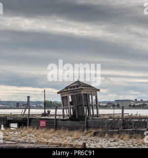 Strutture abbandonate a Liverpool docks con Birkenhead in background, 2015. Foto Stock