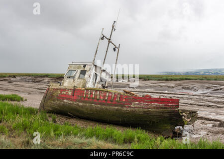 Barca abbandonata su una palude, HESWALL WIRRAL, Regno Unito. Foto Stock