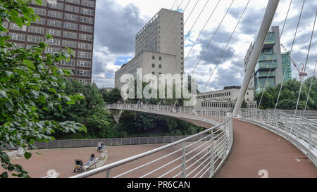 Trinità Bridge, Manchester, Regno Unito, oltre il fiume Irwell. Esso collega le due città di Manchester e Salford, ed è stato progettato da architetto spagnolo Santia Foto Stock