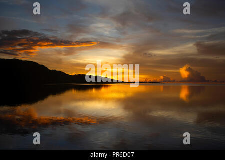 Golden sky con le nuvole al tramonto, U district, Pohnpei, Stati Federati di Micronesia Foto Stock