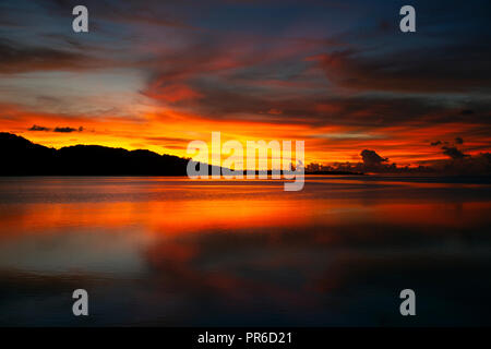 Golden sky con le nuvole al tramonto, U district, Pohnpei, Stati Federati di Micronesia Foto Stock