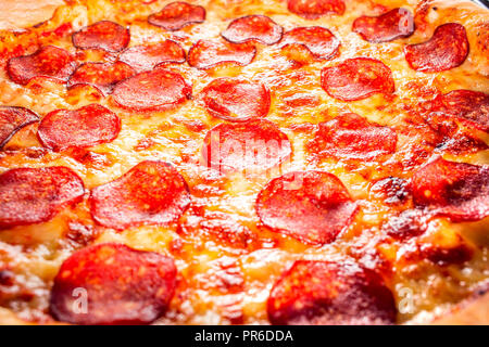 Sfondo appetitosi salsiccia per pizza pizza closeup riempimento del telaio. Foto Stock