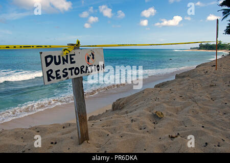 Spiaggia di grave erosione in Ehukai Beach o Banzai Pipeline, North Shore di Oahu, Hawaii, STATI UNITI D'AMERICA Foto Stock