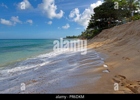 Spiaggia di grave erosione in Ehukai Beach o Banzai Pipeline, North Shore di Oahu, Hawaii, STATI UNITI D'AMERICA Foto Stock