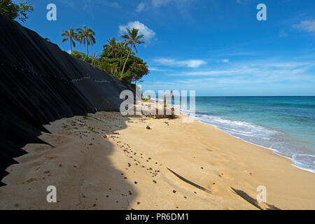 Spiaggia di grave erosione in Ehukai Beach o Banzai Pipeline, North Shore di Oahu, Hawaii, STATI UNITI D'AMERICA Foto Stock