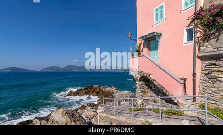 Splendida vista del golfo di La Spezia dal villaggio di Tellaro, Liguria, Italia, in una giornata di sole Foto Stock