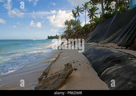 Spiaggia di grave erosione in Ehukai Beach o Banzai Pipeline, North Shore di Oahu, Hawaii, STATI UNITI D'AMERICA Foto Stock