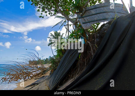 Spiaggia di grave erosione in Ehukai Beach o Banzai Pipeline, North Shore di Oahu, Hawaii, STATI UNITI D'AMERICA Foto Stock