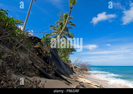 Spiaggia di grave erosione in Ehukai Beach o Banzai Pipeline, North Shore di Oahu, Hawaii, STATI UNITI D'AMERICA Foto Stock