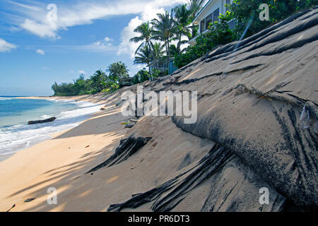 Spiaggia di grave erosione in Ehukai Beach o Banzai Pipeline, North Shore di Oahu, Hawaii, STATI UNITI D'AMERICA Foto Stock