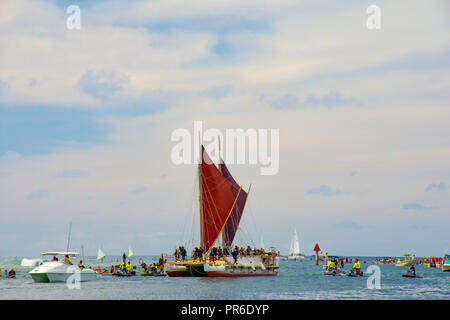 Tradizionale canoa hawaiana Hokulea arriva dal suo viaggio in tutto il mondo senza strumenti, Hokulea Homecoming, magica isola, Oahu, Hawai, STATI UNITI D'AMERICA Foto Stock