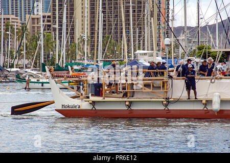 Tradizionale canoa hawaiana Hokulea arriva dal suo viaggio in tutto il mondo di circumnavigazione senza strumenti, Hokulea Homecoming, magica isola, Oahu, Foto Stock